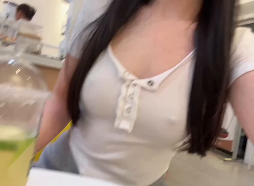 ฉันทำตามคำแนะนำของผู้ชายที่หน้าประตูแล้วเดินออกไปโดยไม่ใส่เสื้อชั้นใน แต่แอบแอบมองร้านชาไข่มุกอยู่ ตื่นเต้นมาก! 🥺


 