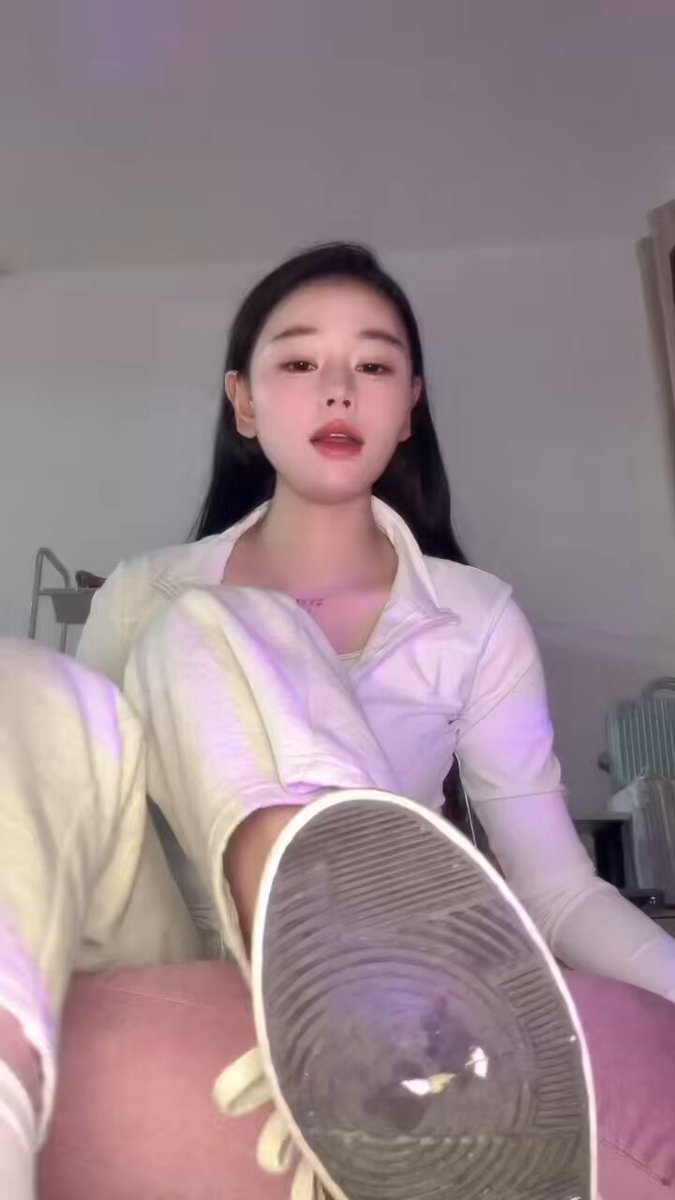 贱狗们,如果你们自身勃起困难刷到这里看到妈妈的推文起反应了!说明你真的就是个下贱的狗东西,赶紧爬过来把妈妈的鞋底舔干净,才有机会舔到白棉...