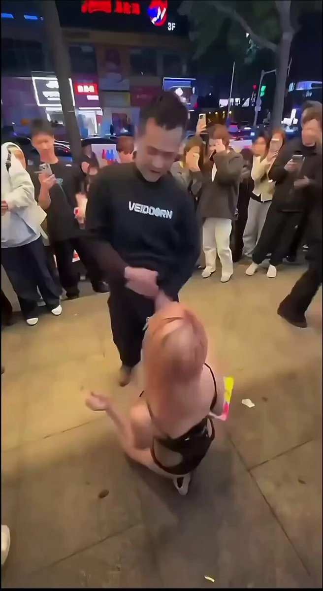 街头围观！男星抓奶揉胸辣妹跪舔大秀