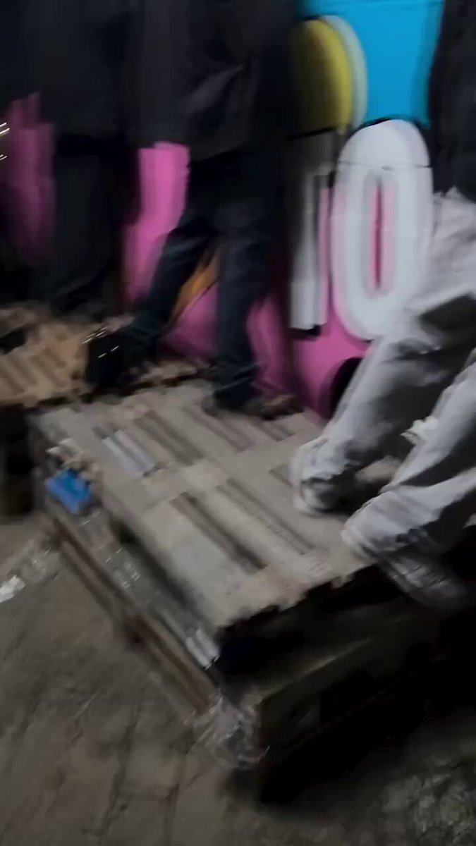 街头涂鸦货车边野战！粉色骚货大奶妹勾引黑衣猛男狂干