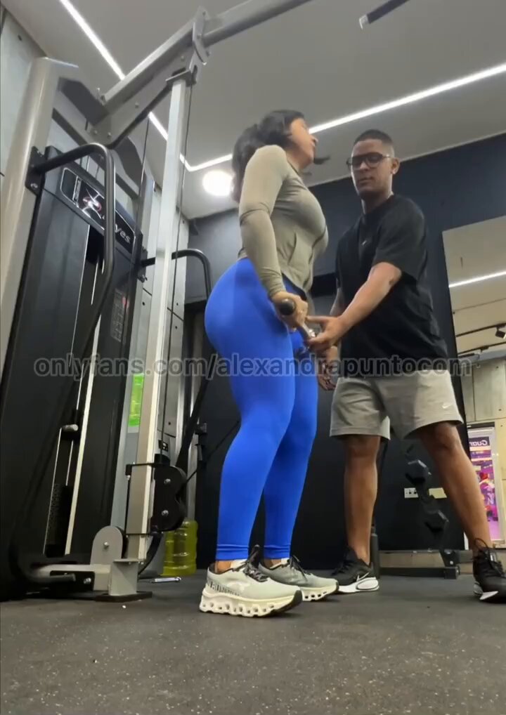 ジムでヒップ美女がファスナーを下ろして爆乳を露出、バックで激しく突かれる！