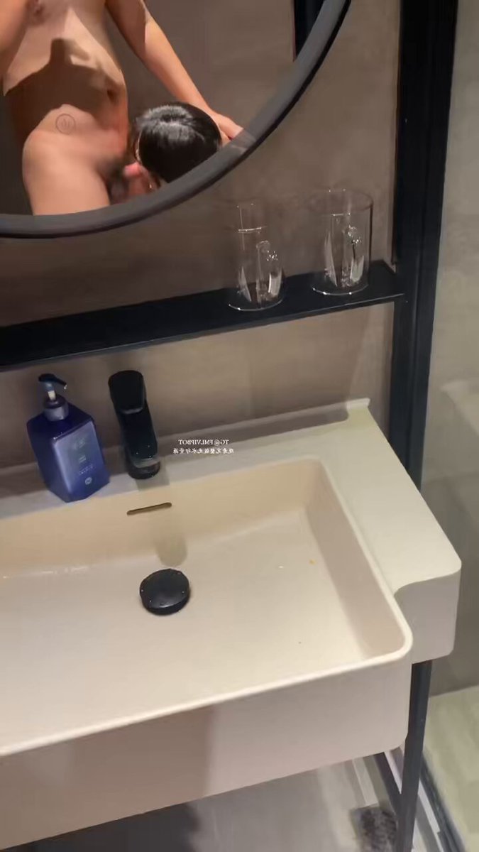 Vazou um vídeo de um jovem casal da Universidade de Tecnologia do Norte da China! Eles são muito bons nisso; a garota é linda e sexy 😍 E...