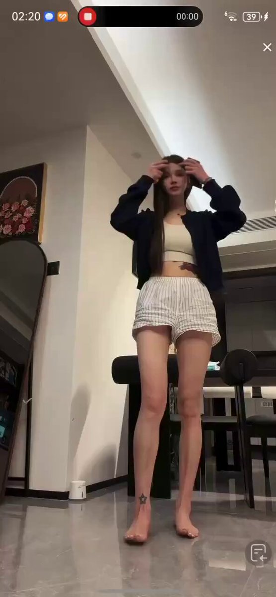 长腿美女家舞超短裤翘臀摇摆 脚踝纹身诱惑爆棚