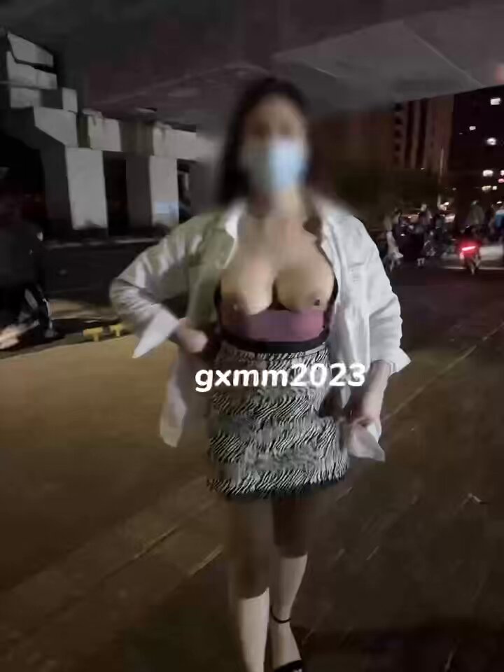 En blendende lyspære stakk ut på universitetsgaten 💡 Og det var et folksomt sted, med flere mannlige universitetsstudenter bak meg. Jeg ...