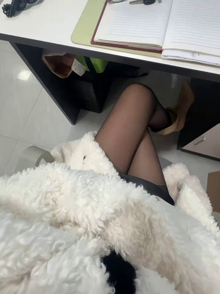 Ya se acabaron las horas extras, estoy demasiado cansado para quejarme, solo quiero irme a casa. ¿Ya están en la cama jugando con el móvi...