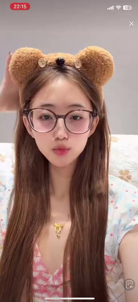Glasses-wearing bear-ear cutie with long hair tempting! 123av.fun live stream licking lips and showing cleavage, super seductive