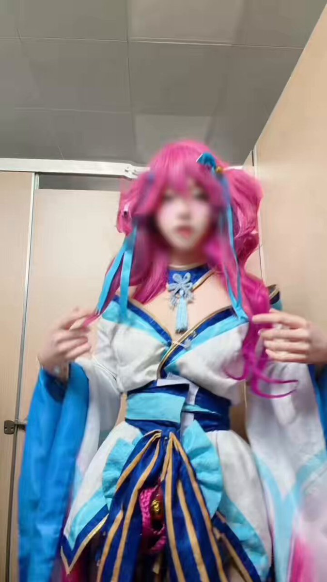 トイレでのコスプレ：ピンク髪の女の子が巨乳を見せつけ、服をはだけて胸を揉んで誘惑