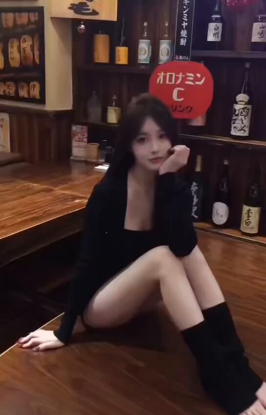 Japanese Izakaya Beauty in Black Stockings — Ultra-Short Skirt Wardrobe-Malfunction Temptation! Upper Thighs Fully Exposed, Waiting for You to Lick the Screen