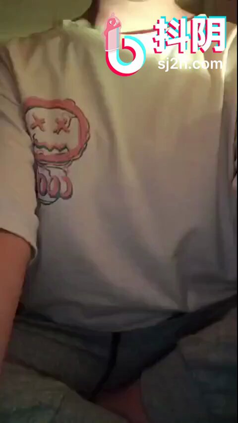 Douyin horny girl masturbates, exposing big breasts and labia, wet pants and wildly teasing!