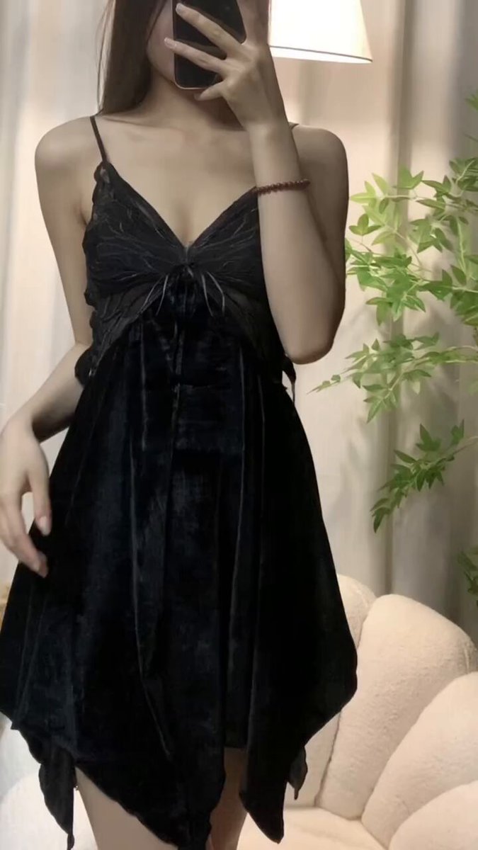 黒いレースのスリップ誘惑！長い脚の美女が自撮りで深Vの爆乳を揺らす