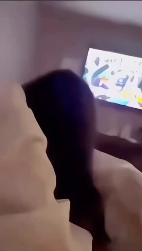 ベッドの上で黒髪美女がプリッとしたお尻を激しく振る — テレビを見ながらオナニーで潮吹き絶頂！