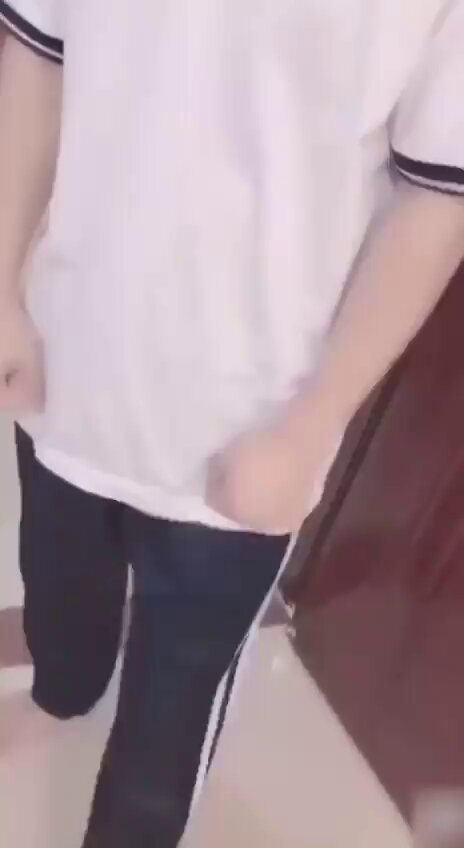 你就是让我曹你对不对，😅😅弟弟受委屈哭着走进黑丝姐姐房里求安慰，想办法安慰弟弟，直接就是干柴烈火😍😍喜欢这样的姐姐 

 观看链接在评论区 