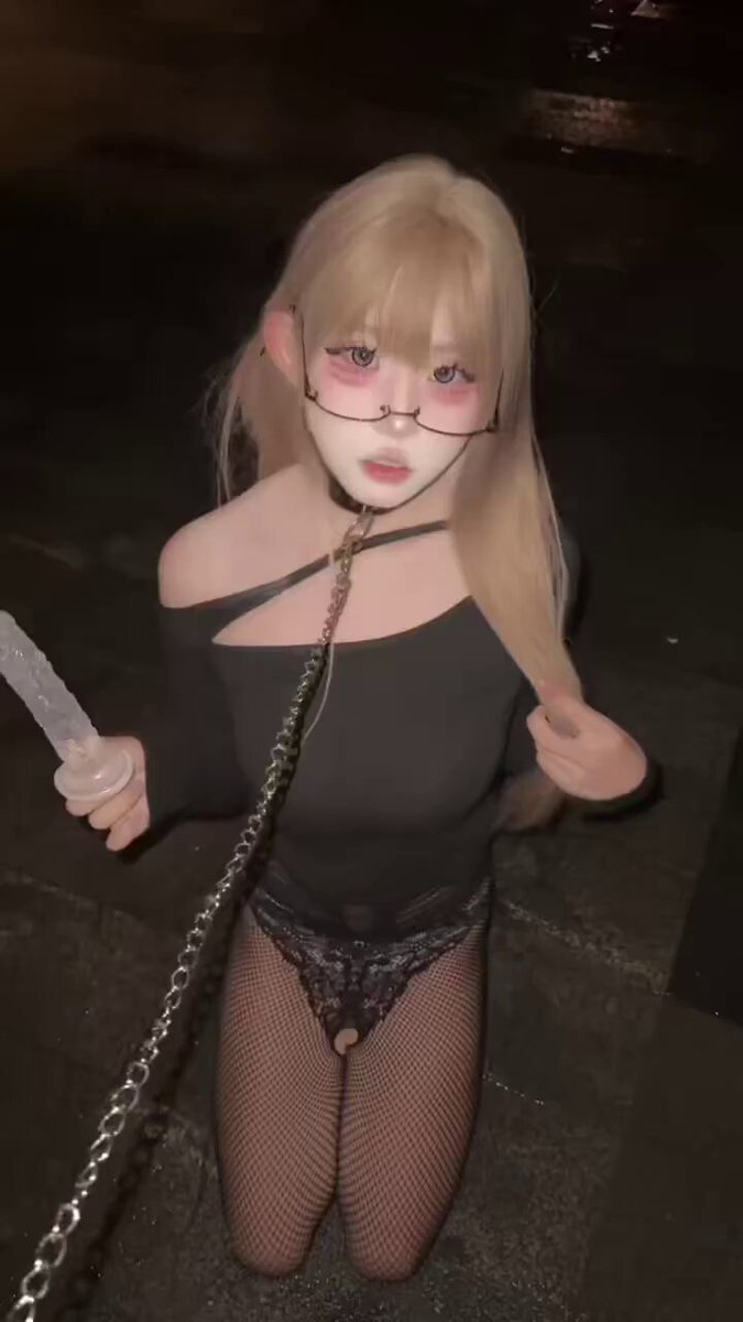 夜街链奴金发妹户外假屌口交调教