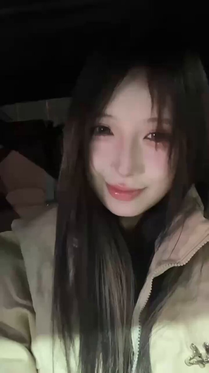 车内黑长直美女诱惑微笑 湿润红唇勾魂夜色撩人