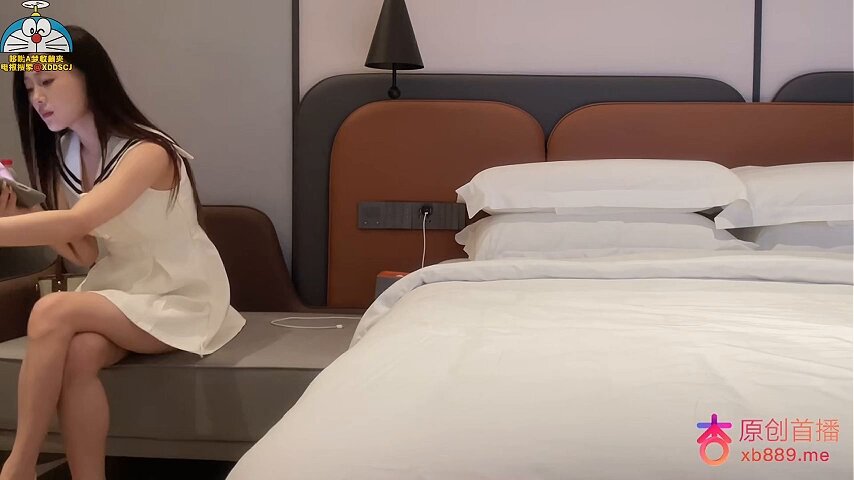 ホテルのベッドで美女がワイルドに騎乗、プリケツが激しく揺れて大きなチンポを飲み込む