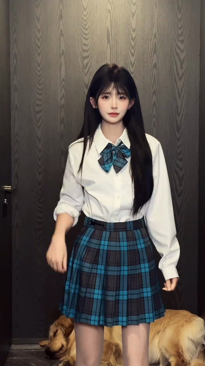 清純な女子学生刘玥のミニスカ誘惑、プリッと上がったお尻と腰の動きが超セクシー！