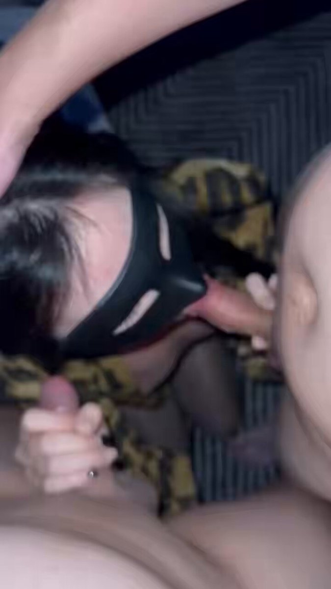 覆面の迷彩美女がディープスロートで精液を飲み込む