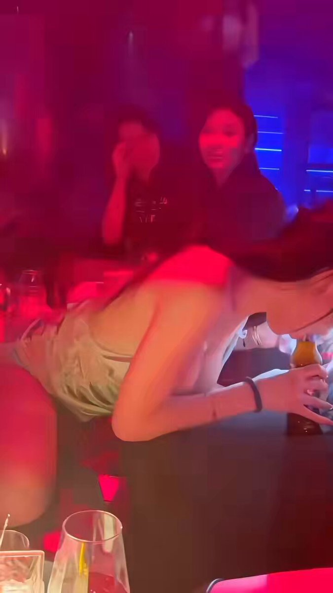 夜店骚货酒瓶自慰喷射高潮！大奶美女狂玩双插