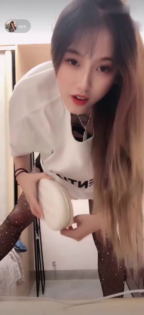 バスルームの誘惑！長髪美女が大きな白い玉をいじる　黒ストッキングとプリッとしたお尻が超セクシー