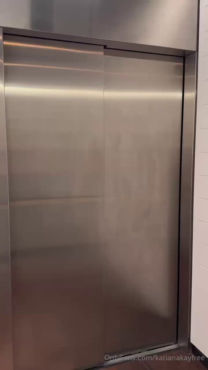 电梯里超短裙辣妹翘臀摇摆 深V爆乳诱惑全裸露