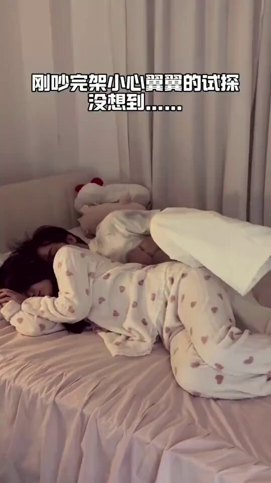 吵架归吵架，又不是不爱了，给台阶就下！
每次吵架，都是二哥出面，奶奶调和，最后还是弟弟服了软啊! 