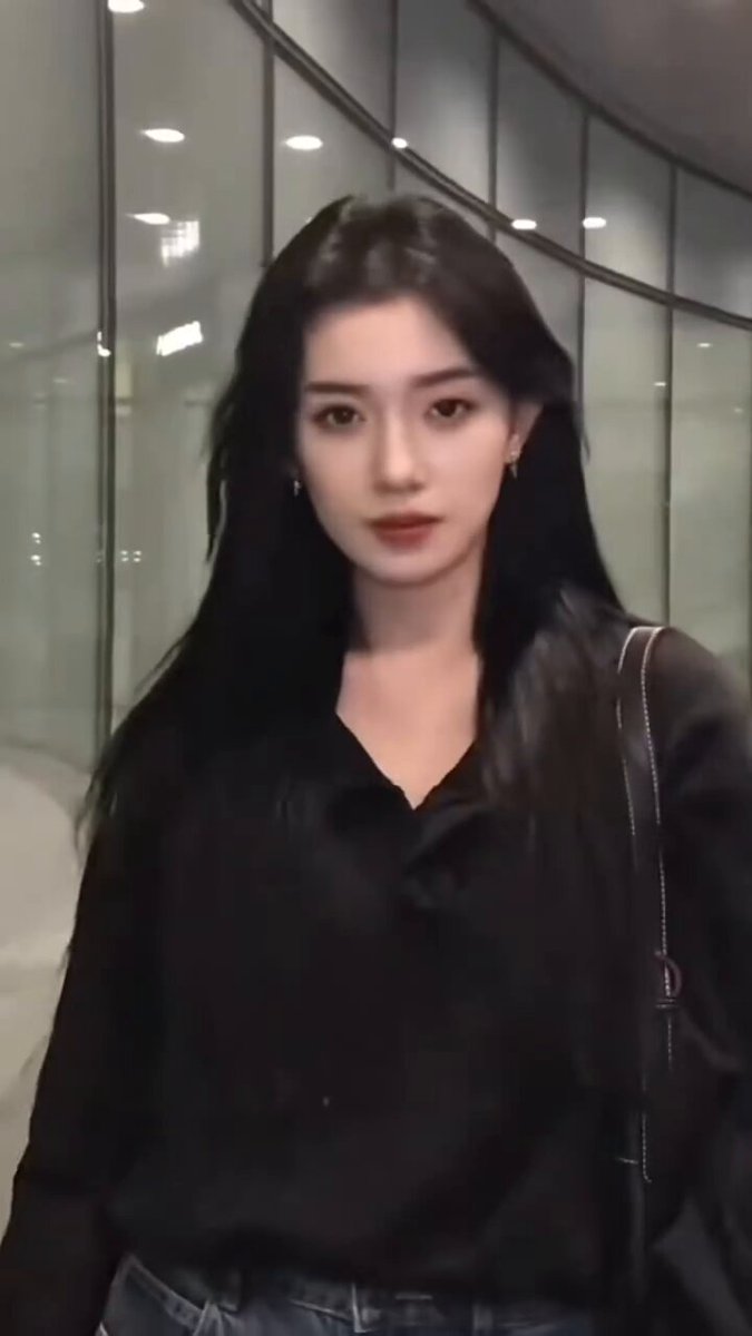 Black Long-Straight Beauty Flirts and Exposes at the Airport! Deep-V and Black Stockings Tempt as Busty Jiggles
