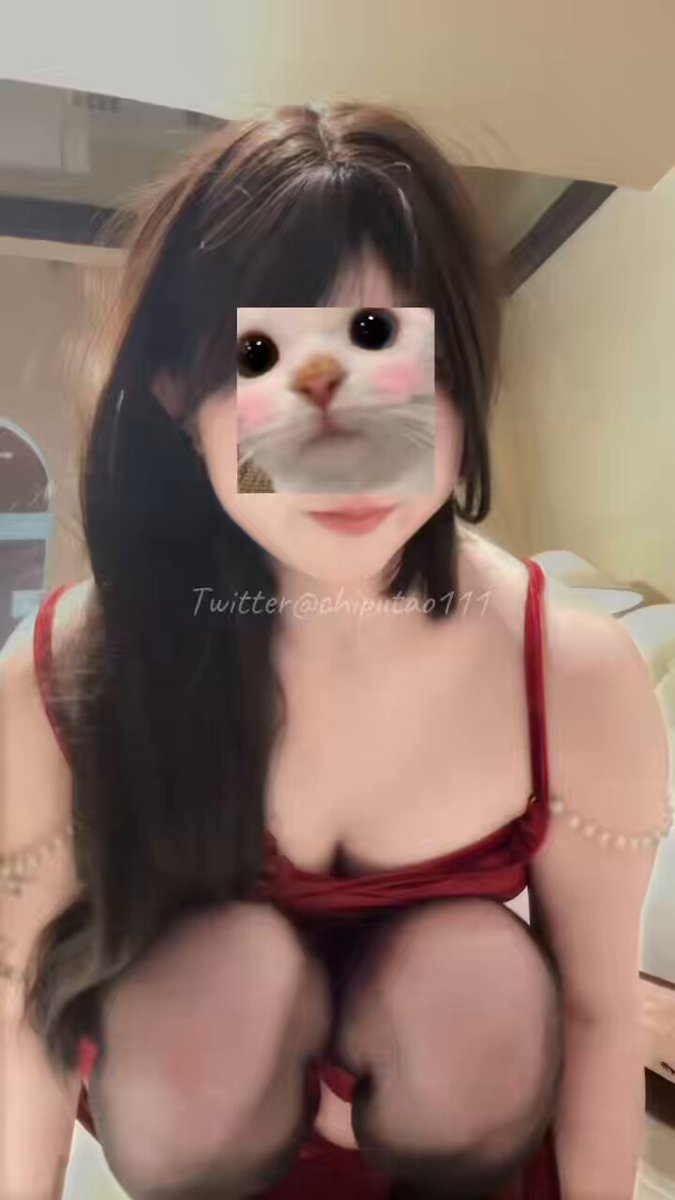 猫顔美女の赤いドレス爆乳舌出し誘惑ショー