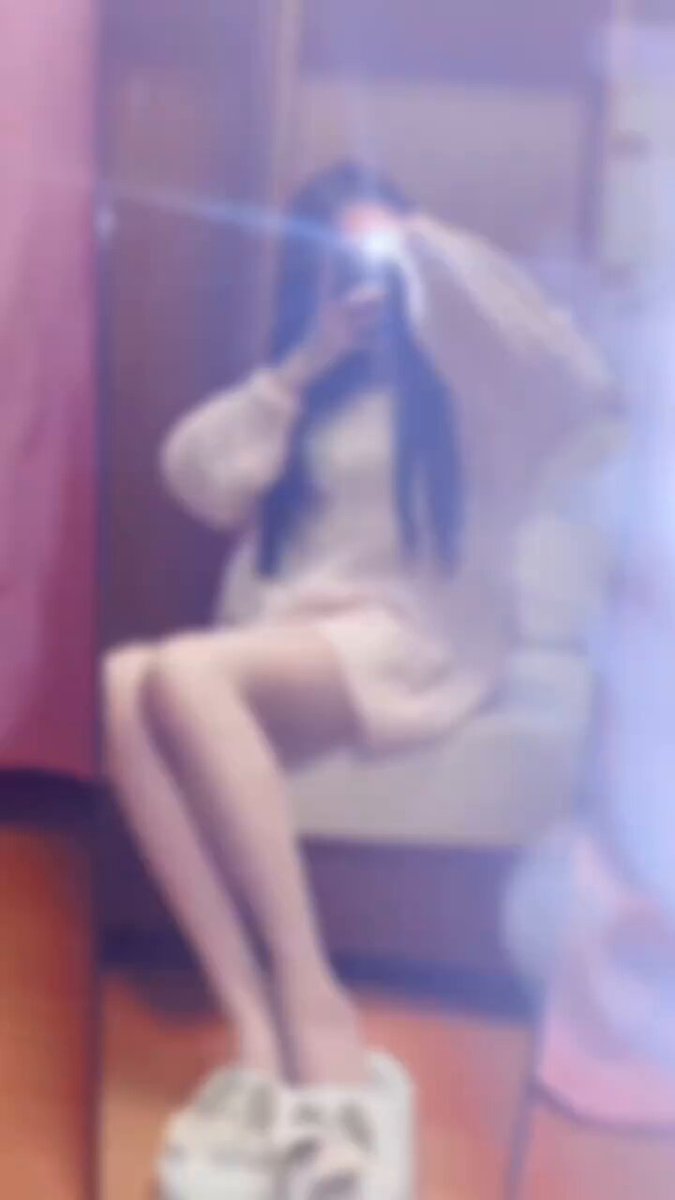 长腿美女自拍粉嫩短裙诱惑 翘臀美腿等你舔