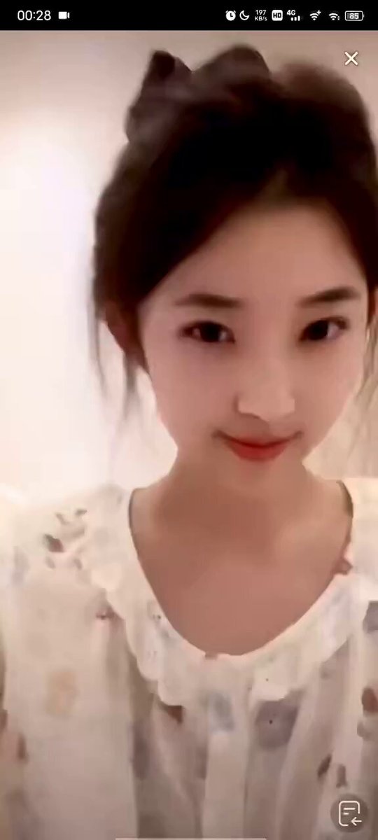 妹妹弯下腰的样子好可爱啊 