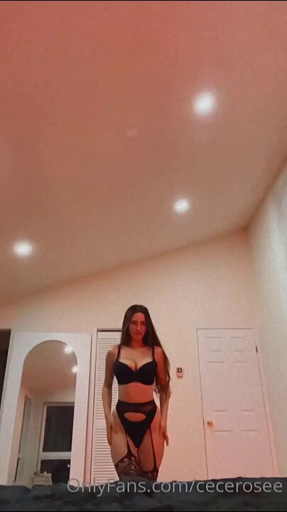 黒ストッキングの巨乳美女 Cece Rose の誘惑ダンス、胸揺れとヒップスイングが超セクシー！