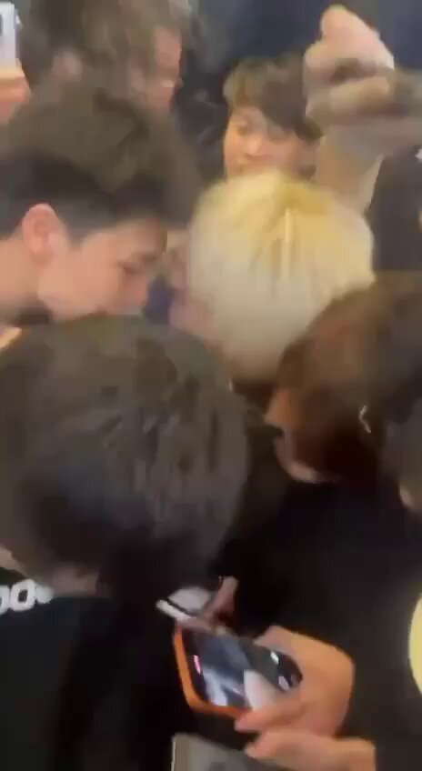 金髪イケメンVIDORNO、ファンに囲まれチンポを狂ったように触られる！スマホでピンクの肉棒を至近距離撮影