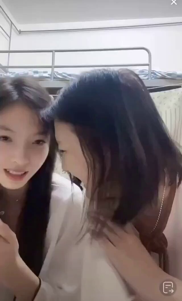 宿舍双姝亲密贴身！长发美女调情摸胸诱惑