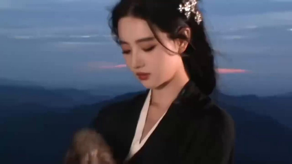 山巅黑丝美女诱惑，旗袍半露巨乳摇曳狂喷水