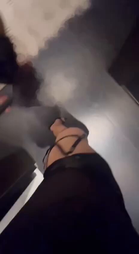 酒店诱惑！黑丝美女跪舔大屌深喉狂吞精