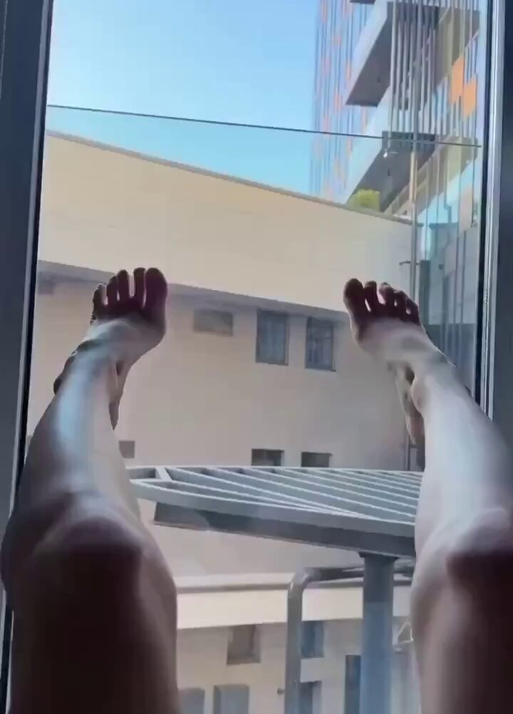 阳台大开腿！美腿玉足暴露全城，诱惑自慰高潮喷水