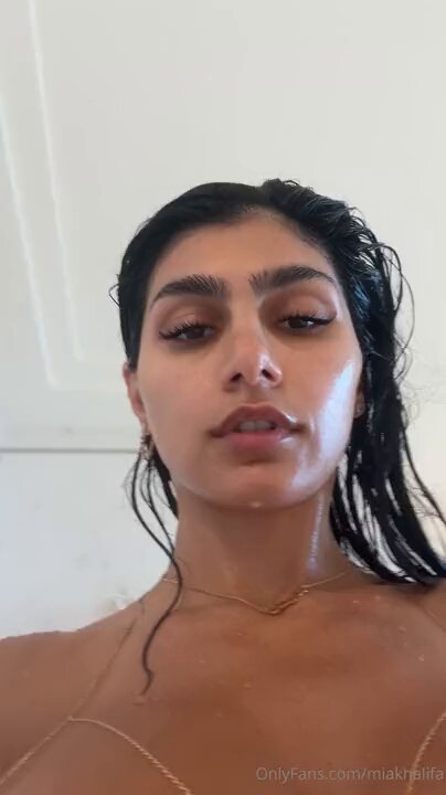 湿身纹身辣妹浴室裸露巨乳诱惑秀！