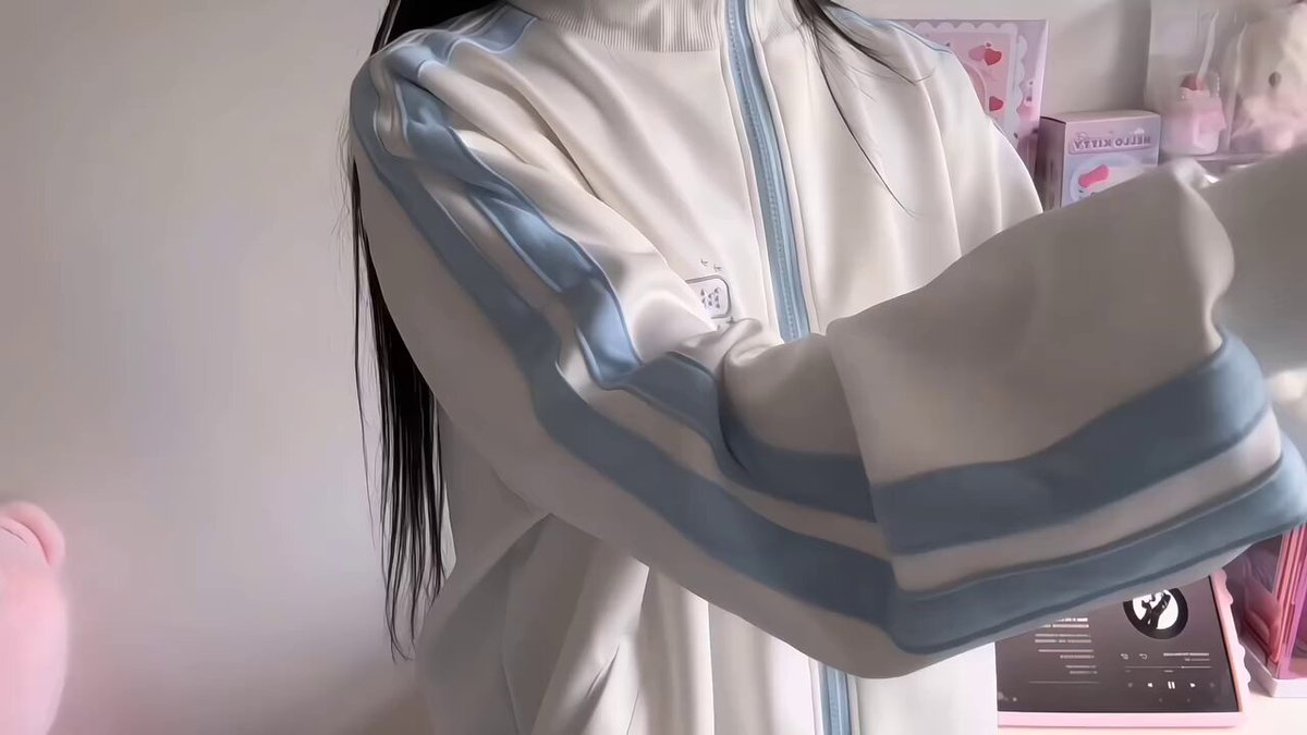 ロリータ少女のピンクな爆乳ジッパー誘惑、ネックレスと深Vの谷間が超セクシー！