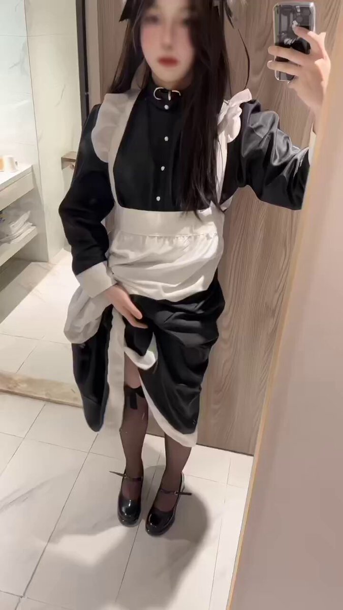 黒ストメイドが自慰で絶頂！ピンクの穴にローターを激挿入して潮吹き