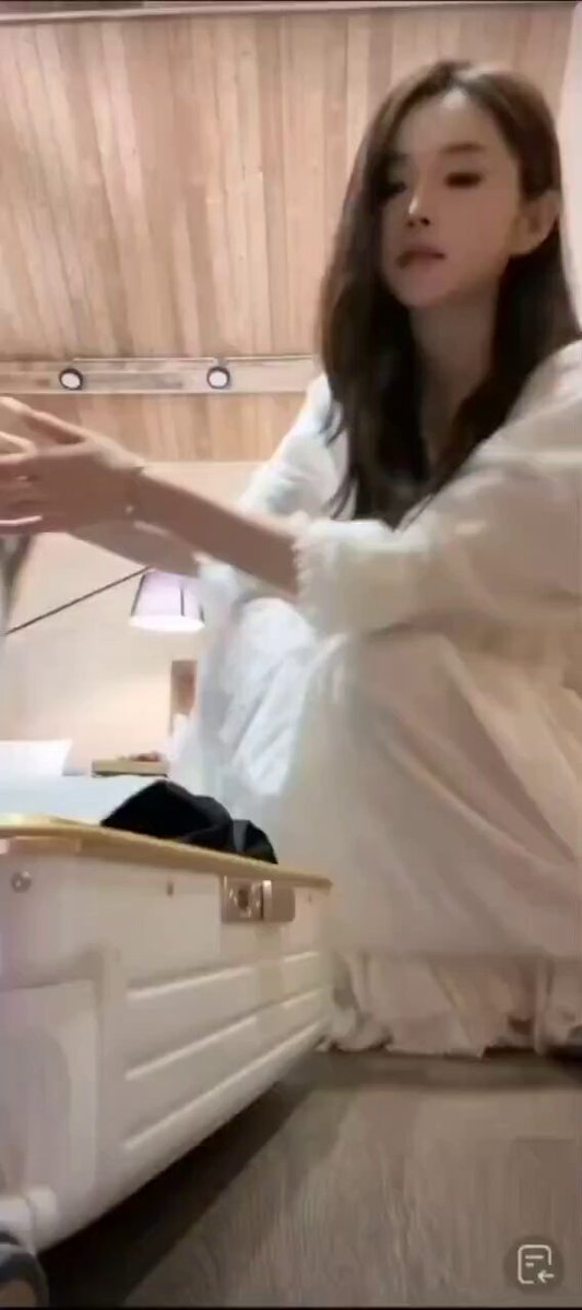 很难见到这种颜值高奶子巨大的美女了 