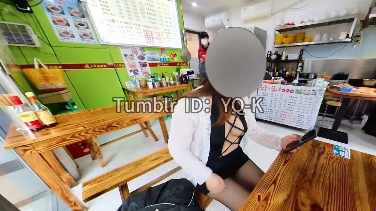 #露出 #勾引 日常露出吃午饭，我把内衣拨开露出了乳头，老板给我上面的时候看出端倪，直接坐了下来和我聊上了❤️，问为什么拿着自拍杆，我说在直播...