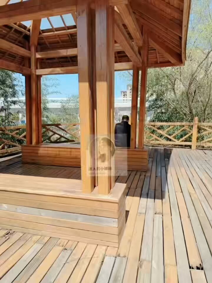 户外木亭大胆露出！黑丝短裙下湿漉漉小穴塞玩具狂玩