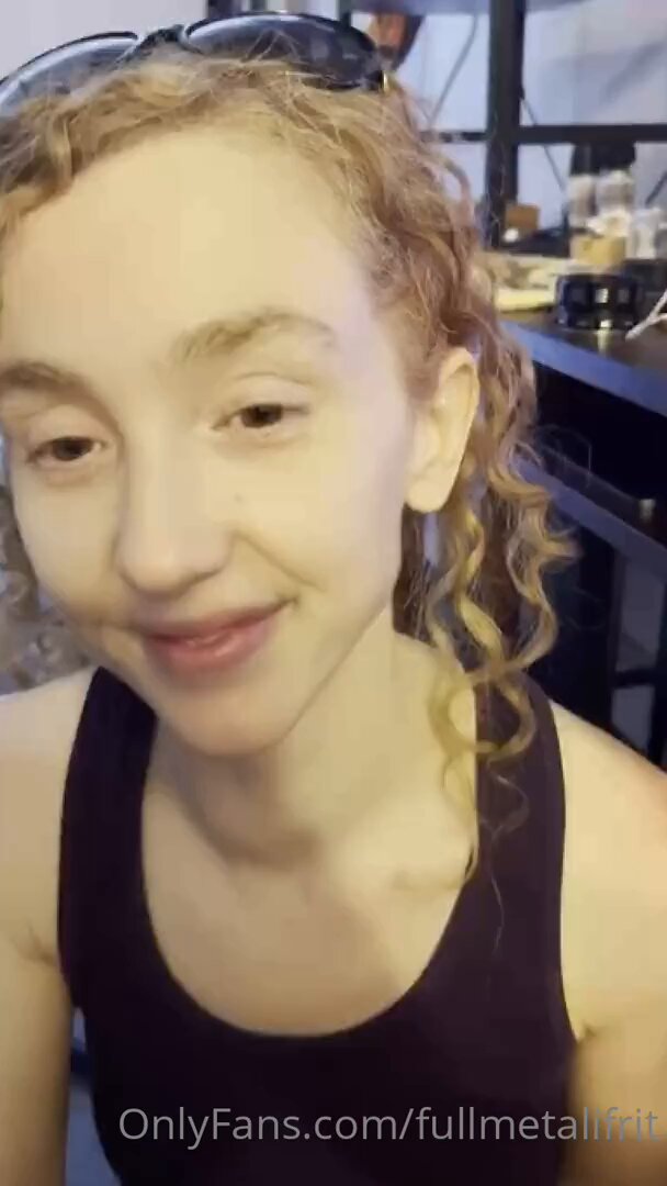 Full Metal AF 巻き髪美女が巨大チンコを握って激しくシコり、潮吹き絶頂！