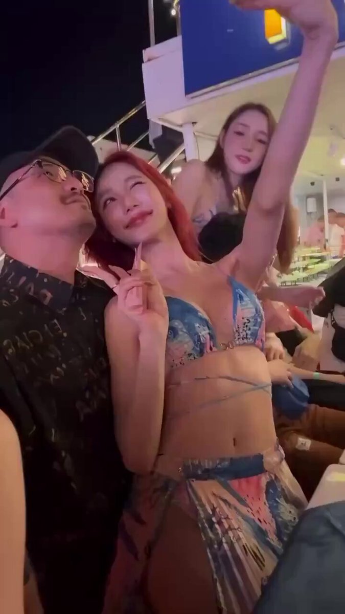 ヨットパーティーで赤毛のセクシー美女がビキニ自撮りで誘惑！巨乳とメガネ男子が密着で熱ダンス