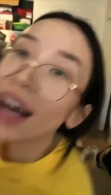 メガネっ娘が黄色いTシャツで黒人の大チンポをディープスロートして精液を飲み干す！123av.fun独占フェラ