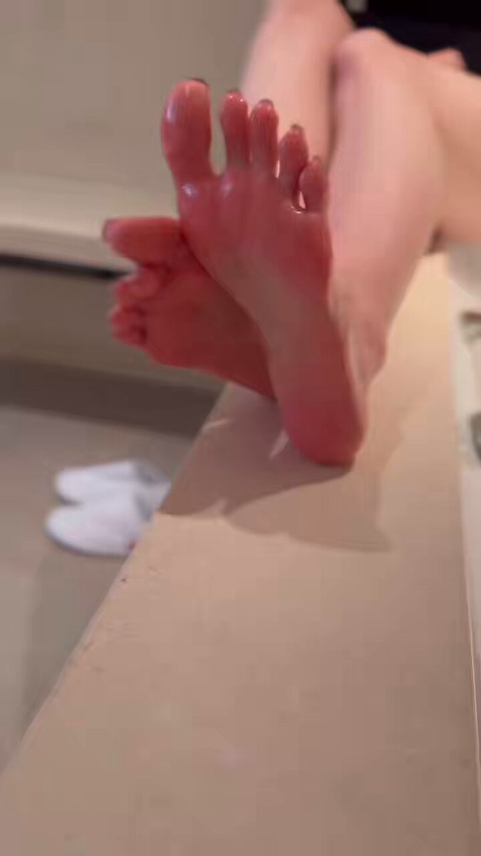 浴室美脚诱惑！湿漉漉红嫩脚丫狂撩拨