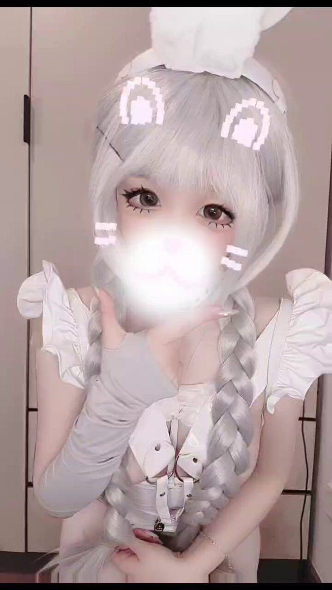 银发兔女郎露出巨乳玩乳夹咬口球超诱惑