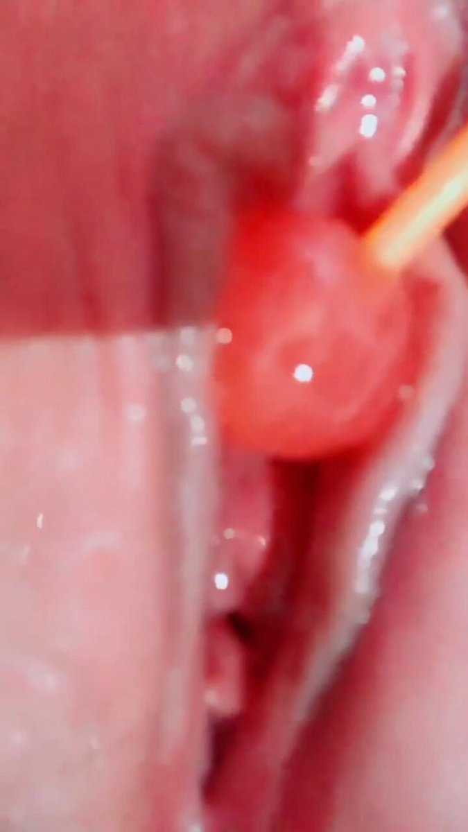 人妻小穴特写！棒棒糖插入粉嫩阴唇湿润挑逗