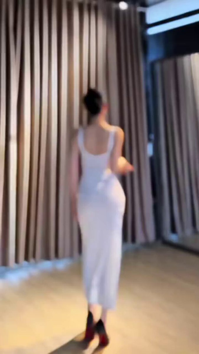 白裙美女高跟热舞！翘臀狂扭露大腿诱惑爆棚