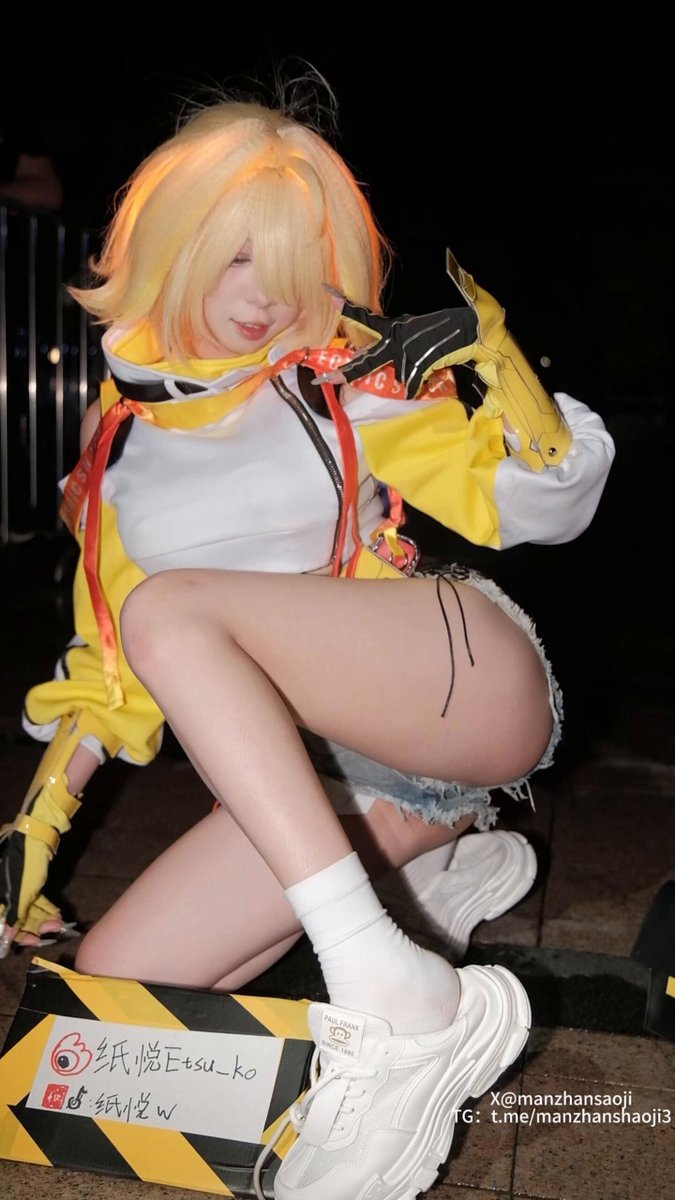 2025年5月coser 纸悦  广州萤火虫漫展cosplay   

超短裤走光   肥厚阴唇外露   被围摄      

#漫展 #萤火虫漫展 #纸悦Etsu_ko  #cosplay 