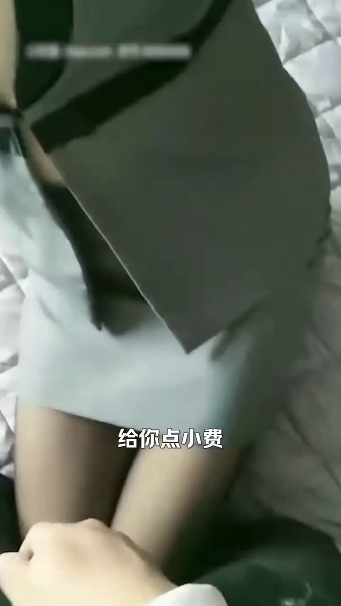 物业女经理亲自带小伙上门看房，小伙却只相中了女经理，凭借三寸不烂之舌把经理忽悠的团团转，趁其上完厕所借口要帮忙擦干净嫩穴，谁知道早已经洪...